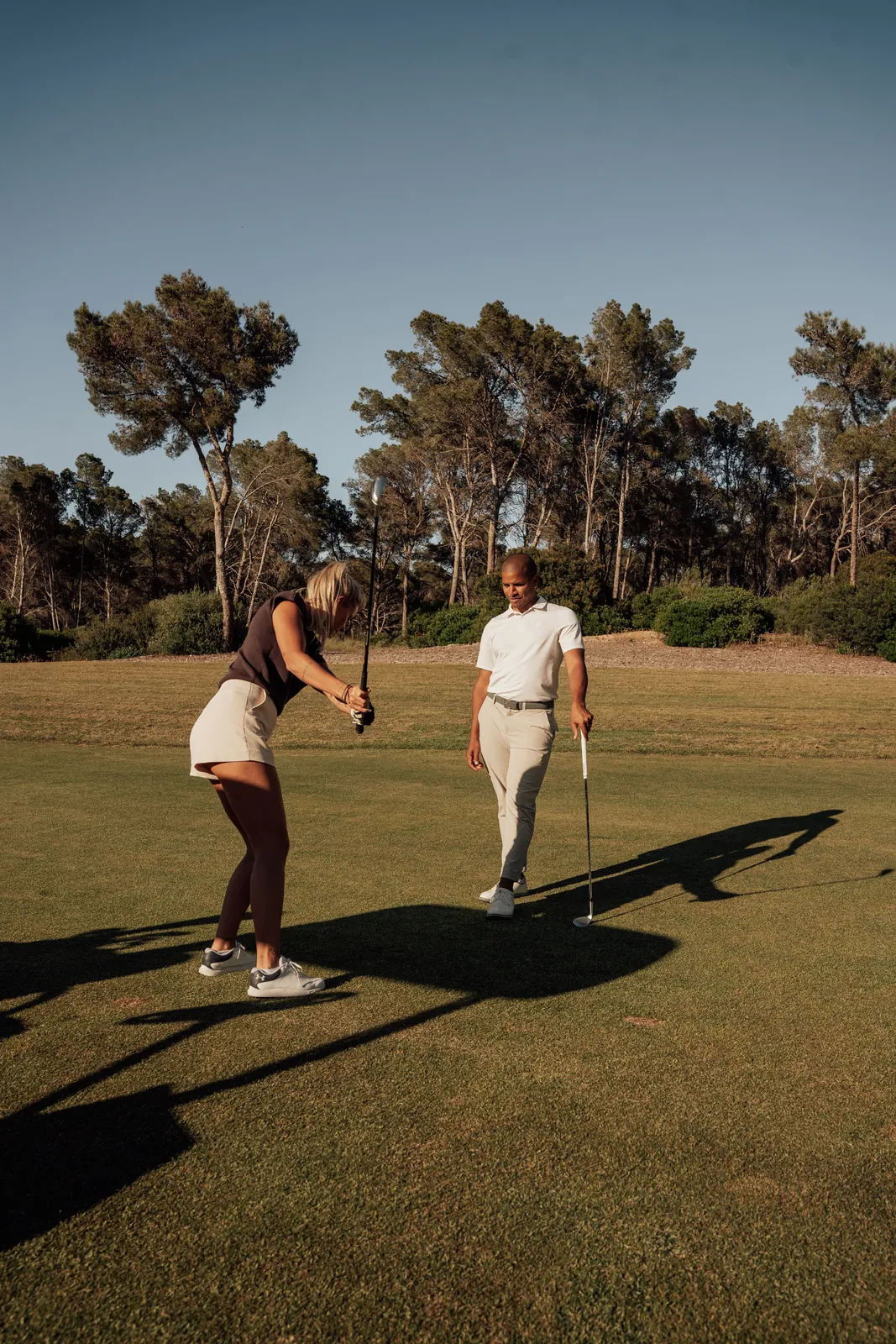 Andy Griffiths coaching a client on the golf course in Mallorca
