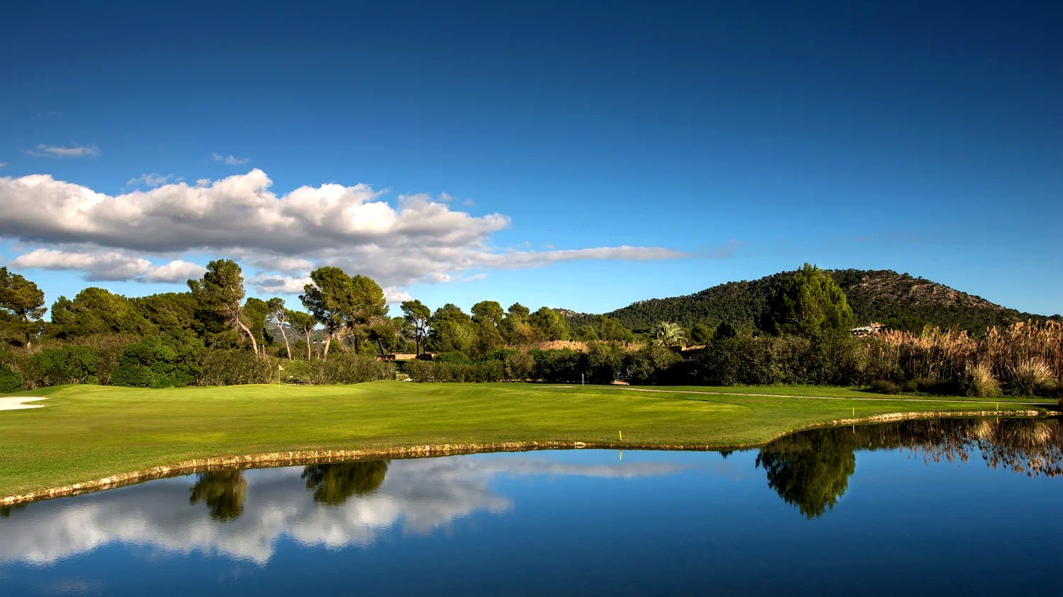 Golf Santa Ponsa 1 — water reflection and fairway